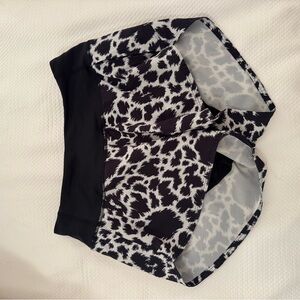 Outdoor Voices sz small 2in inseam short